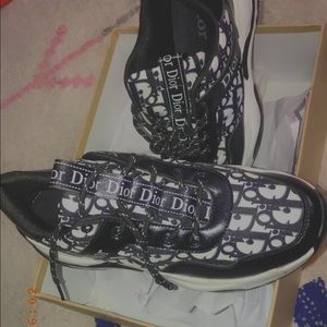 Dior Sneaker 👟 Brand New In The Box Never Worn.